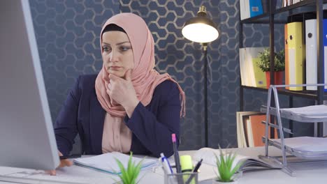 Büroangestellter-Im-Hijab-Ist-Nachdenklich.